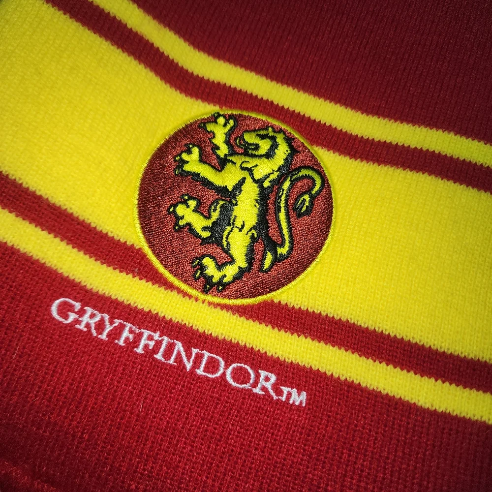 HARRY POTTER NWOT GRYFFINDOR LONG KNITTED SCARF FRINGES